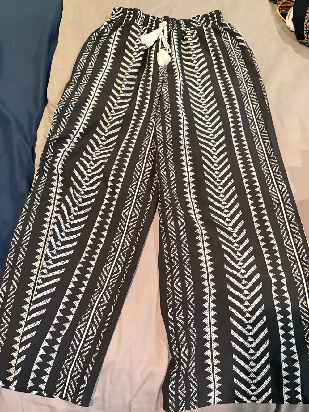 Black & White Wide-Leg Printed Pants